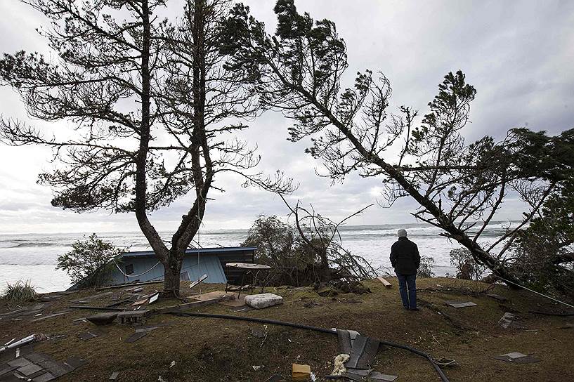 Штат Вашингтон, США. Женщина возле разрушенного ураганом дома