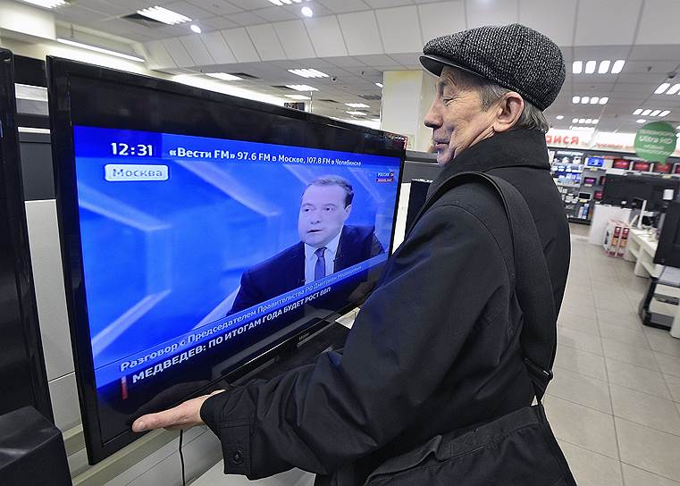 10 декабря. Премьер-министр РФ Дмитрий Медведев дал интервью журналистам пяти российских телеканалов