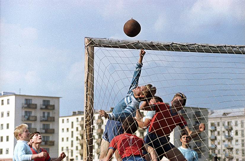 1962 год. «Знакомьтесь — микрорайон города». Футбольный матч в новом микрорайоне