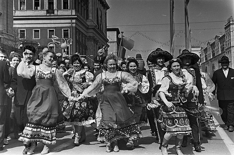 1963 год. Праздник 1 мая на улице Горького в Москве 