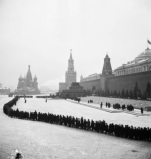 Юрий Борко, 1929 г. р., студент истфака МГУ: «Я воздержусь от рассказа о том, как восприняли смерть Сталина разные люди, все это всплыло позже. А 6 марта главным и сохранившимся навсегда впечатлением от увиденного было умопомешательство тысяч и тысяч москвичей, ринувшихся на улицы, чтобы влиться в очередь и увидеть мертвого человека, который с большим основанием, чем сам Людовик XIV, мог сказать о себе: &quot;Государство — это я&quot;. &quot;Я&quot; обратилось в прах, и это воспринято было миллионами советских граждан почти как крушение мироздания. Я тоже был потрясен. Все мои критические размышления, которые накапливались в течение нескольких лет, словно стерло»