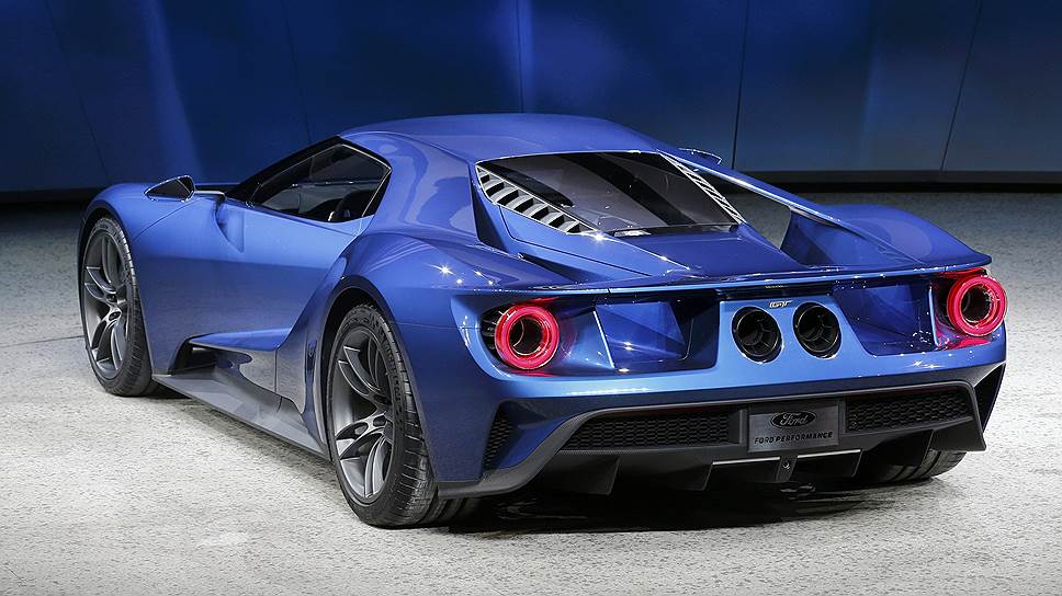 Ford GT — это наследник гоночного GT40, неоднократного победителя гонки в Ле-Мане в конце 60-х. Первое поколение спорткара выпускалось в 2003-2006 гг. В новой версии стоит 6-литровый турбодвигатель мощность 600 л.с. Через полгода машина пойдет в серию