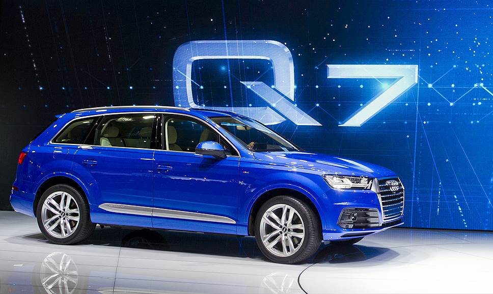 Audi Q7 первого поколения был выпущен еще 10 лет назад. Долгожданный внедорожник сильно изменился, став уже, короче и легче. Но самые кардинальные изменения — в салоне: интерьер переделан полностью. Появилась опция полноуправляемой подвески, с поворачивающимися задними колесами. В РФ машина приедет весной, цены пока неизвестны