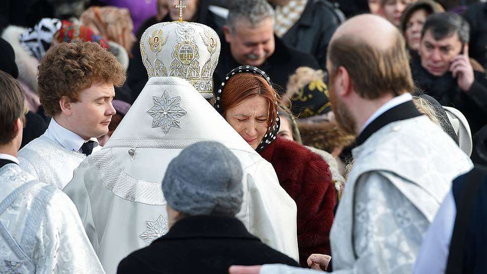 Дочь Елены Образцовой Елена Макарова на церемонии отпевания