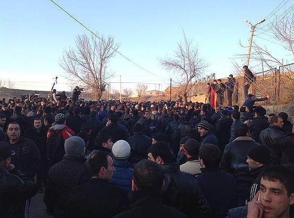 14 января. В армянском Гюмри прошли массовые акции протеста. 3 тыс. человек, прорвав полицейское оцепление, блокировали российское консульство и 102-ю военную базу, где служил срочник Валерий Пермяков, который обвиняется в расстреле семьи Аветисян