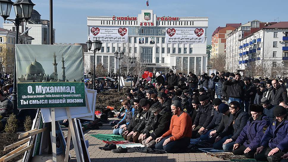 «Мы с вами видим, что европейские журналисты и политики под фальшивым лозунгом о свободе слова и демократии провозглашают свободу хамства, бескультурья, оскорбление религиозных чувств сотен миллионов верующих. Россия противостоит негативным явлениям, охватившим Европу и другие регионы планеты»,— заявил господин Кадыров
