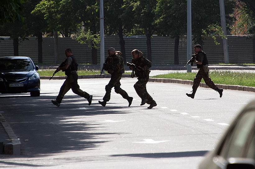 В 2012 году сообщалось, что вокруг аэропорта запланировано построить сверхсовременный выставочный центр, мультимедиацентр и бизнес-город
&lt;br>На фото ополченцы батальона «Восток» у аэропорта Донецка