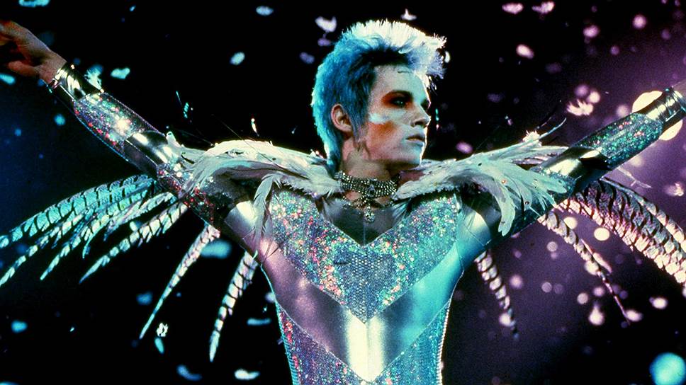 Золотая эра глэма запечатлена в фильме Тодда Хейнса «Velvet Goldmine»  («Бархатный прииск», 1998). Образы главных героев безошибочно отсылают к  биографиям Дэвида Боуи, Марка Болана, Игги Попа и Лу Рида