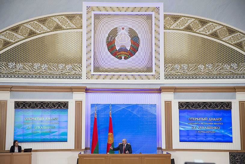 Президент Белоруссии Александр Лукашенко (в центре)