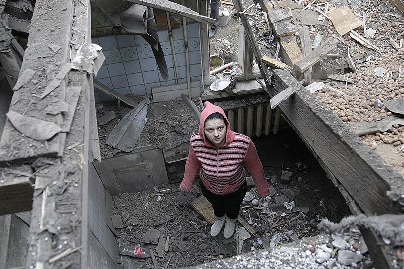 Донецк, Украина. Женщина в своем доме, разрушенном при недавнем артобстреле