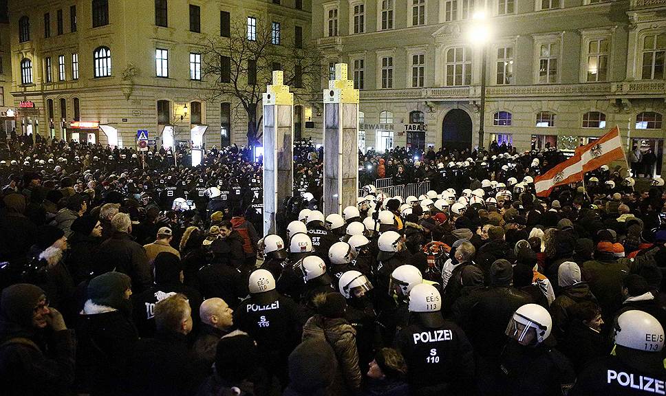 Вена, Австрия. Сотрудники полиции во время противостояния сторонников движения «Европейцы-патриоты против исламизации Запада» и их противников