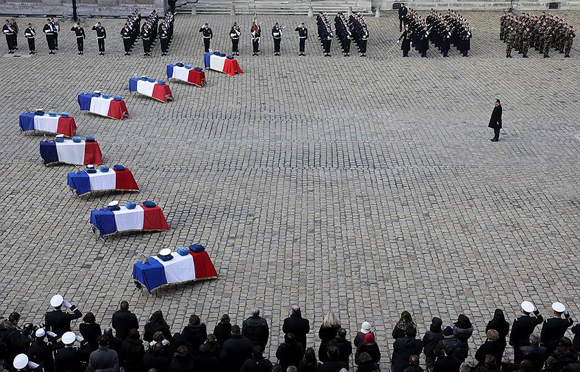 Париж, Франция. Президент Франции Франсуа Олланд почтил память французских военных, погибших при крушении греческого F-16