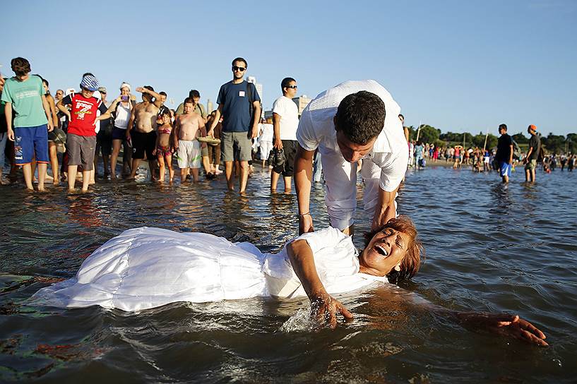 Монтевидео, Уругвай. Приверженцы афро-бразильской религии Кандомбле, обожествляющей стихии природы, совершили поклонение богине мор