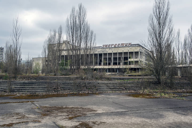 Припять  превратилась в мертвый город, обнесенный внешней стеной, изолированный от мира. В настоящее время радиация в городе уменьшилась примерно в 10 тыс. раз по сравнению с 1986 годом