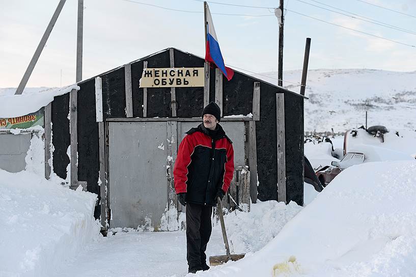 «Я бы уже давно переехала в Мурманск, если бы финансы позволили,— вздыхает жительница поселка Валентина Ожегова.— Глаза бы мои не глядели на то, до чего довели нашу родную Териберку. Ведь когда-то к нам на ремонт суда в очередь вставали, я на судоремонтном предприятии сварщицей работала, а потом завод наш приватизировали, пошел по рукам, и в итоге 580 человек оказались на улице» &lt;br> На фото: Александр родился и вырос в Териберке. Он один из немногих коренных жителей. Большинство же приезжие со всего бывшего Союза