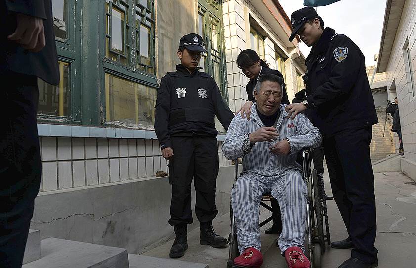 Пхеньян. Китай.  55-летний Чен отказывается возвращаться домой из больницы, куда он поступил после ДТП в 2011 году