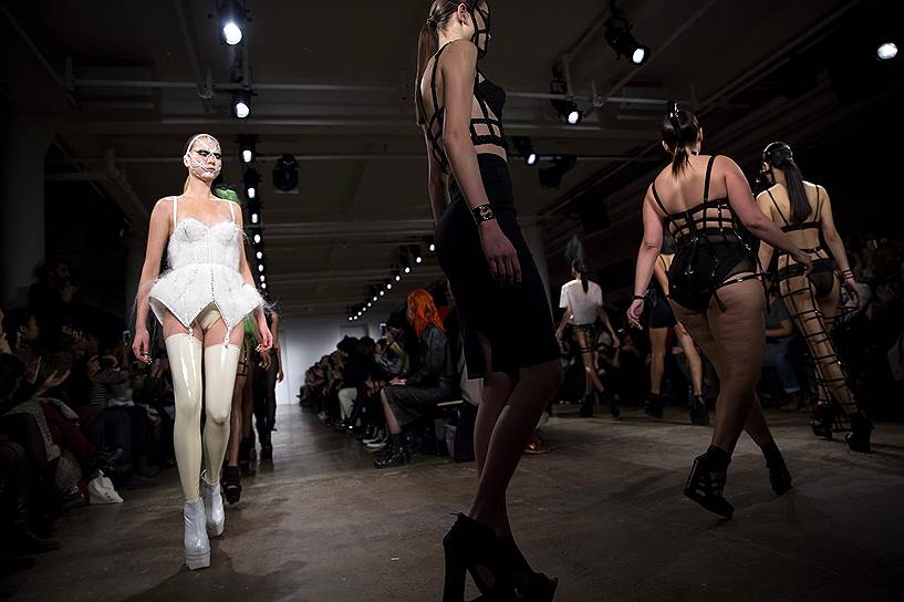 Модели во время показа Chromat 