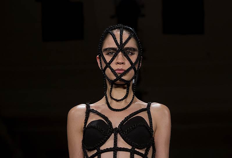 Модель во время показа Chromat 