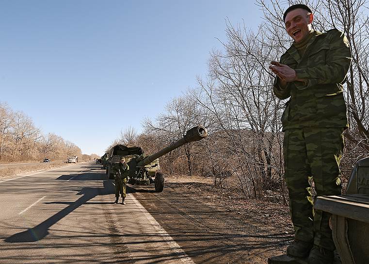 На фото: гаубица МСТА М2 во время вывода