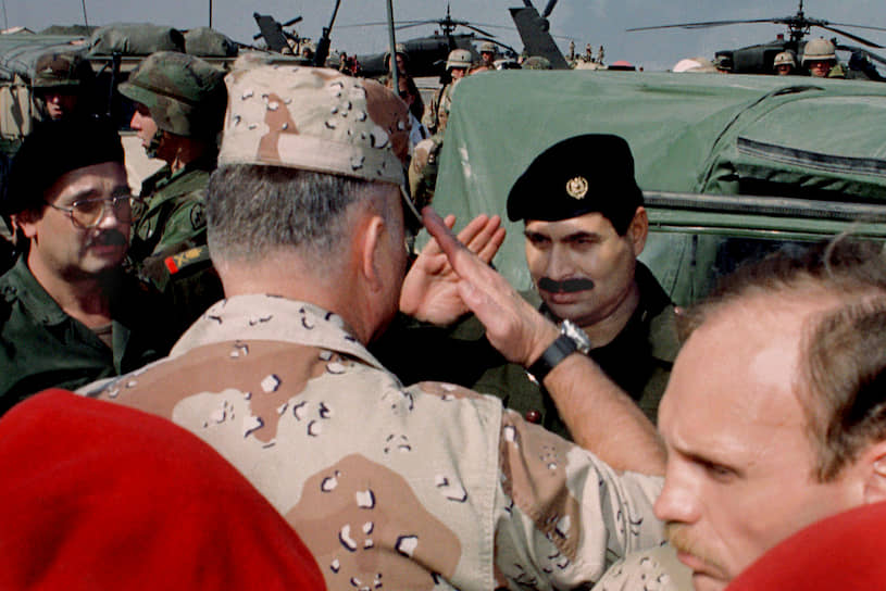 Согласно резолюции ООН, Ирак был обязан отказаться от любых действий, направленных на аннексию Кувейта, признать свою ответственность за ущерб, причиненный Кувейту и третьим странам в результате агрессии, а также немедленно освободить всех задержанных граждан Кувейта и других стран
&lt;br>
На фото: генерал американской армии Норман Шварцкопф (слева) и генерал-лейтенант иракской армии Халед бин Султан на авиабазе Сафван во время подписания соглашения о прекращении огня