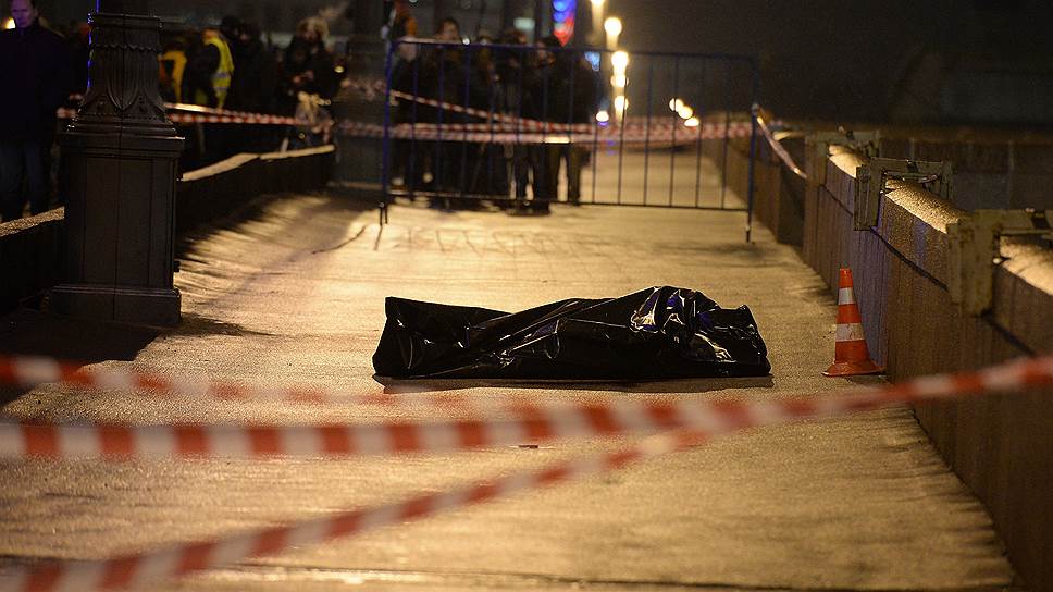 Бориса Немцова расстреляли из проезжающей машины у Кремля на Большом Москворецком мосту 27 февраля около 23:40 