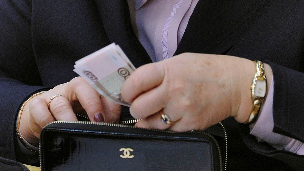 Правительство предложило Госдуме приостановить индексацию зарплат