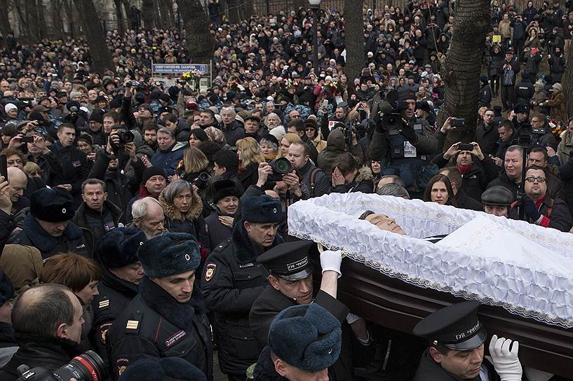 Проститься с Борисом Немцовым пришли глава «Росатома» Сергей Кириенко, глава «Роснано» Анатолий Чубайс, бывший председатель «Яблока» Григорий Явлинский, Наина Ельцина, вице-премьер Аркадий Дворкович, пресс-секретарь Дмитрия Медведева Наталья Тимакова и другие