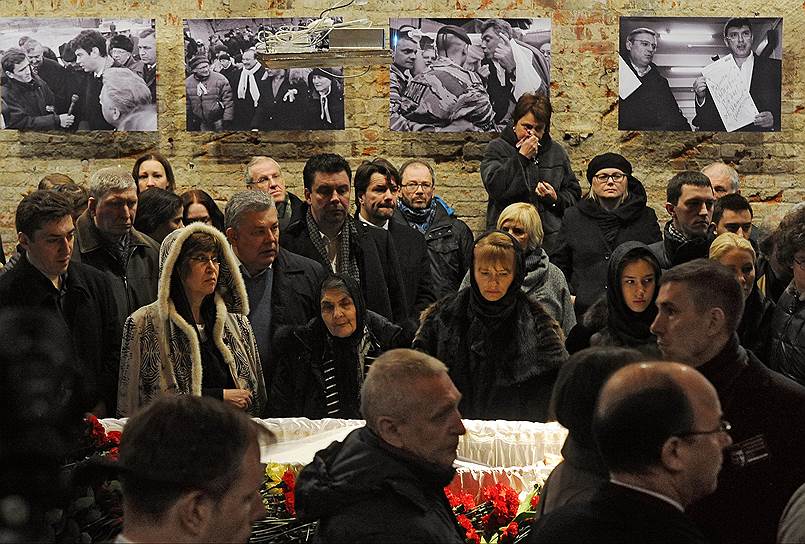 Справа налево: журналистка Екатерина Одинцова, дочь Бориса Немцова Дина, бывший секретарь Бориса Немцова Ирина Королева, мать Бориса Немцова Дина Эйдман, двоюродный брат Бориса Немцова Игорь Эйдман  