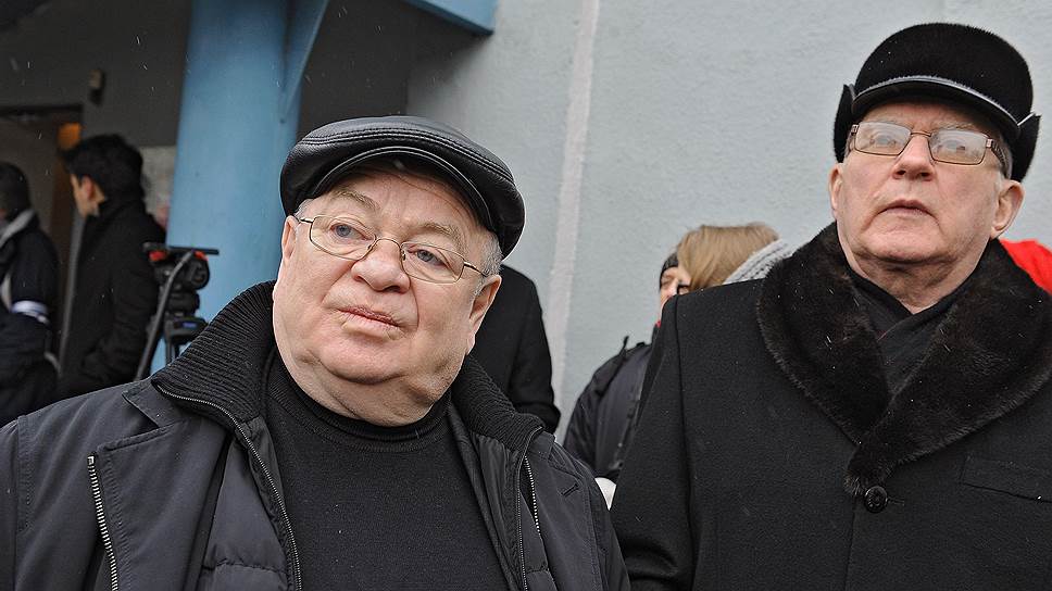Президент Фонда поддержки законодательных инициатив Григорий Томчин (слева) на церемонии прощания