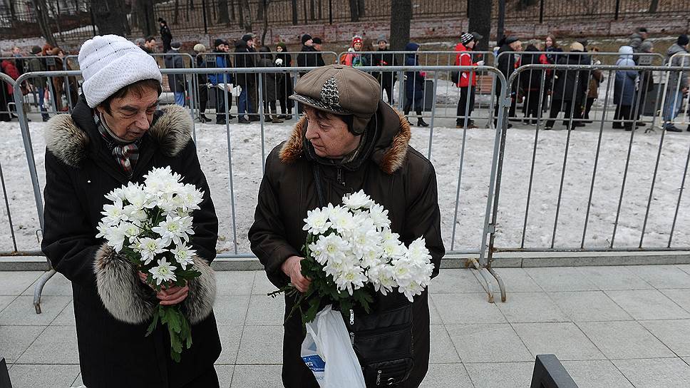 Уже в 12:00 хвост очереди, тянущейся вдоль Земляного Вала, заканчивался на Верхней Сыромятнической. При этом стоящие в ней признаются корреспонденту “Ъ”, что за час едва продвинулись на несколько десятков метров
