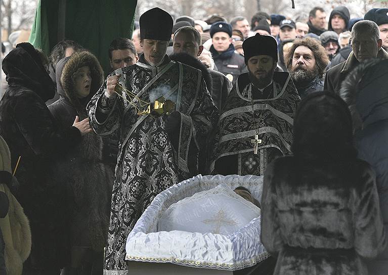 До похорон там же, на кладбище, в установленном шатре состоялось отпевание
