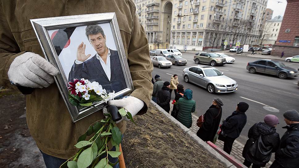 Проститься с убитым политиком, помимо нескольких тысяч тех, кто видел его лишь по телевизору или на уличных демонстрациях, пришли его бывшие коллеги и соратники и нынешние высокопоставленные члены правительства
