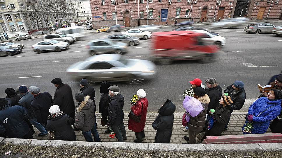 Прощание с Борисом Немцовым прошло в Сахаровском центре на Земляном валу