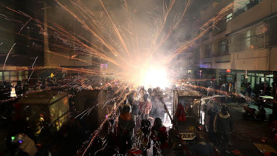 Тайнань, Тайвань. Взрыв петарды во время фестиваля Beehive Rockets