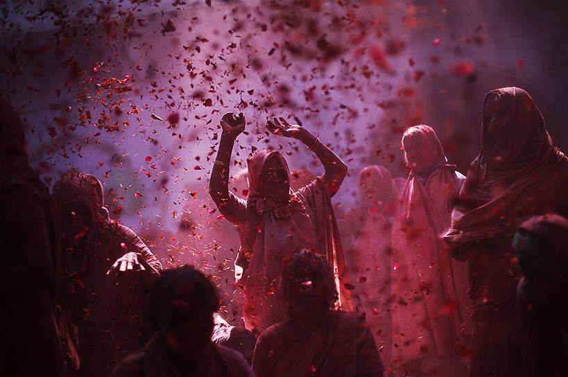 Вриндавана, Индия. Женщины во время празднования фестиваля красок Холи в ашраме для вдов