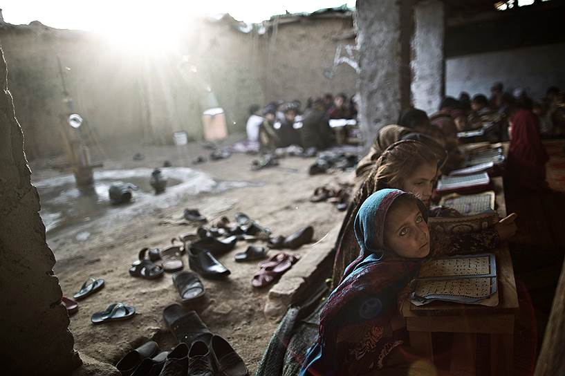 Исламабад, Пакистан. Внутренне перемещенные из зоны племен дети во время занятия в медресе при мечети на окраине города