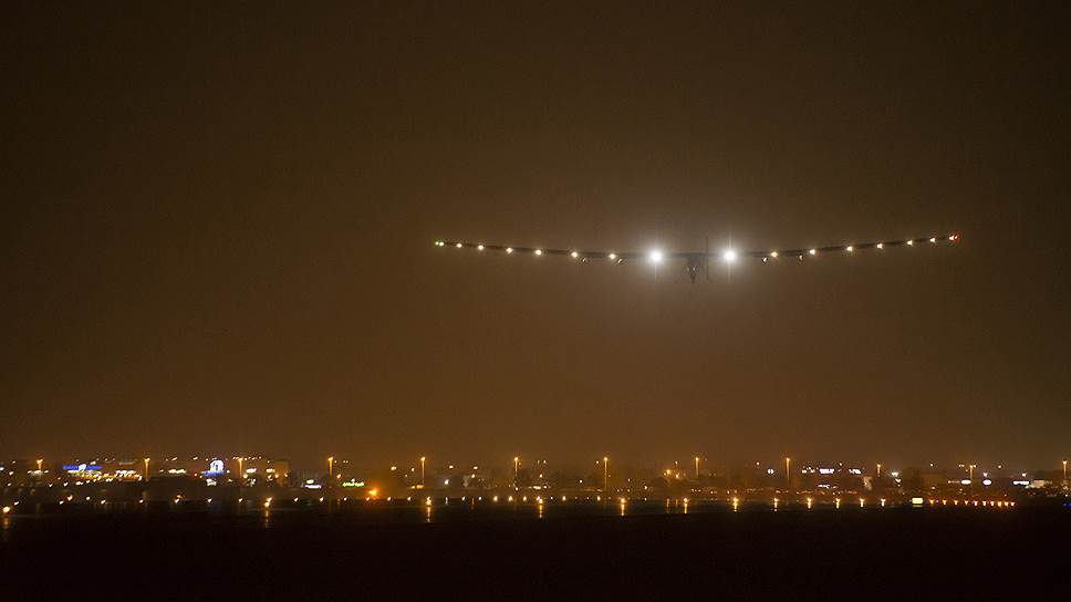 Solar Impulse 2 приземлился в индийском городе Ахмедабад, поставив рекорд дальности беспосадочного полета