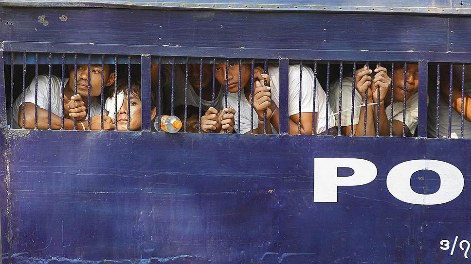Студенты, задержанные во время марша за демократию в Мьнме