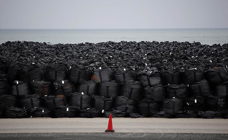 Через год правительство Японии снимет запрет на возвращение в некоторые из пострадавших районов. Но, скорее всего, возвращаться будет просто некуда. Уже сегодня большая часть территории представляет собой горы мусора, а где-то -- редкие разрозненные захоронения погибших от землетрясения 