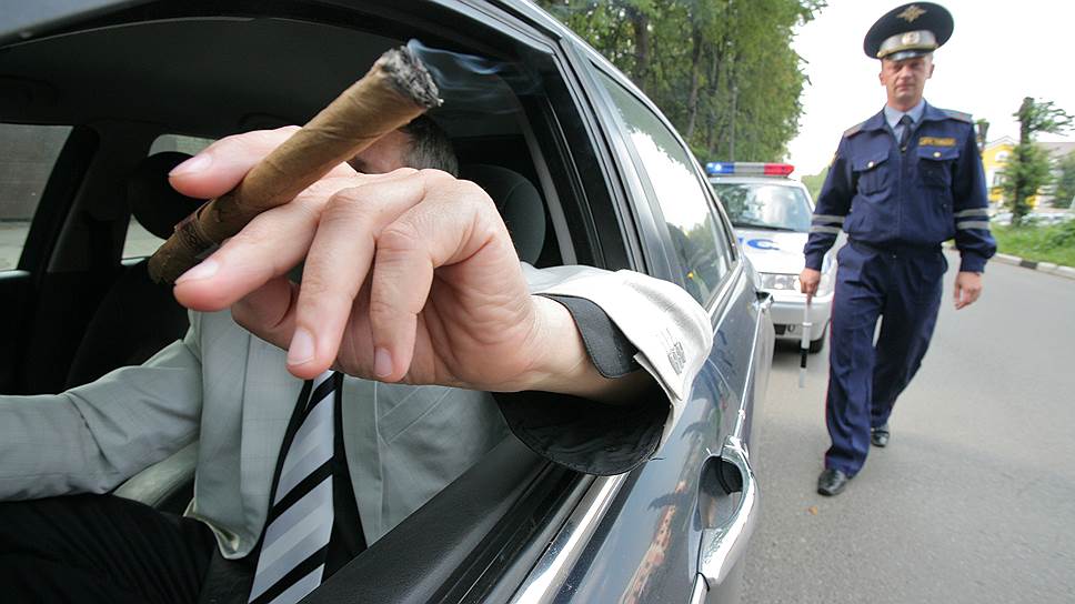 Почему водителей оставляют без сигарет и телефонов