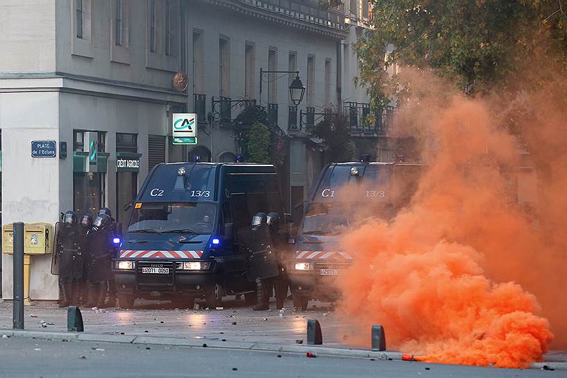 1 и 2 ноября 2014 года в Париже, Тулузе и Нанте прошли акции против жестокости полиции, переросшие в беспорядки. Численность манифестантов оценивалась в 1,5 тыс. человек. Поводом послужила смерть 21-летнего активиста, убитого полицейской шумовой гранатой на митинге экологов несколькими днями ранее. Несколько демонстрантов и офицеров полиции получили ранения, 70 человек были задержаны. В ночь на 23 ноября в Нанте и Тулузе возобновились волнения. Свыше 2 тыс. человек принимали участие в протестах, около 30 человек были задержаны