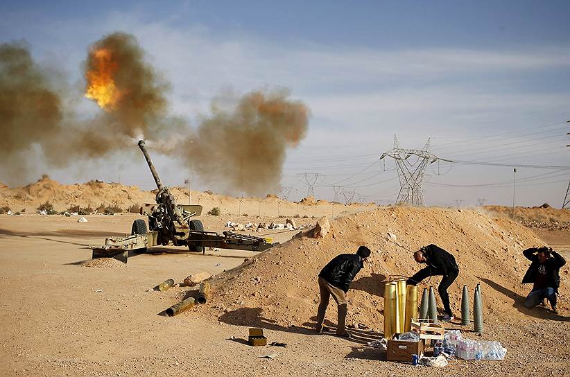 Сирт, Ливия. Бойцы ливийской армии обстреливают из артиллерии позиции боевиков ИГИЛ