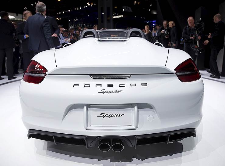 Складывать крышу владельцу Porsche Boxster Spyder придется вручную: инженеры сознательно отказались от сервоприводов для снижения веса. Впрочем, опционально электропривод можно все же заказать. Выштамповки за сиденьями напоминают дизайн легендарного гоночного 718 Spyder 