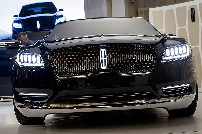 Футуристичные матричные LED-фары Lincoln Continental выделяют этот автомобиль из потока: они сочетают в себе светодиодный ближний и «лазерный» дальний свет. Решетка радиатора чем-то напоминает автомобили Bentley