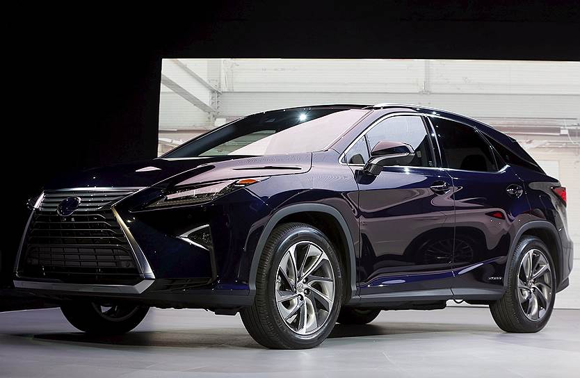 Новый Lexus RX выполнен в фирменном стиле новых моделей японской марки — огромная решетка радиатора, острые углы, узкие фары. В общем, ничего общего с RX самых первых серий. Как снаружи, так и внутри обновленный кроссовер сильно напоминает своего младшего брата NX, недавно появившегося в продаже