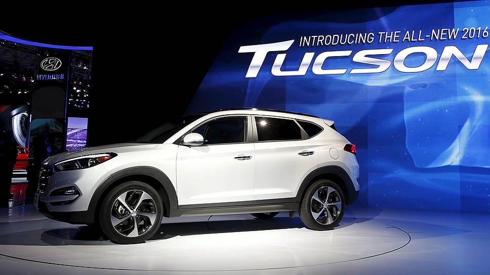 Возродившийся Hyundai Tucson сильно напоминает уменьшенный вариант Santa Fe. Кроссовер уже показывали в Женеве, в Нью-Йорке представлена версия для североамериканского рынка: в ней заметно больше хрома и другая оптика. Продажи стартуют в июле