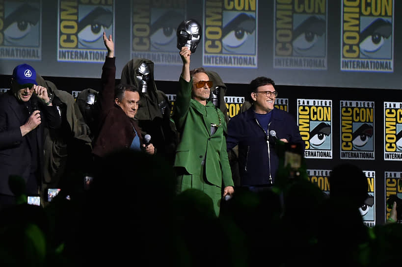 Слева направо: президент Marvel Studios Кевин Файги, режиссер Джо Руссо, актер Роберт Дауни-младший и режиссер Энтони Руссо на Comic-Con в Сан-Диего (США), 2024 год
