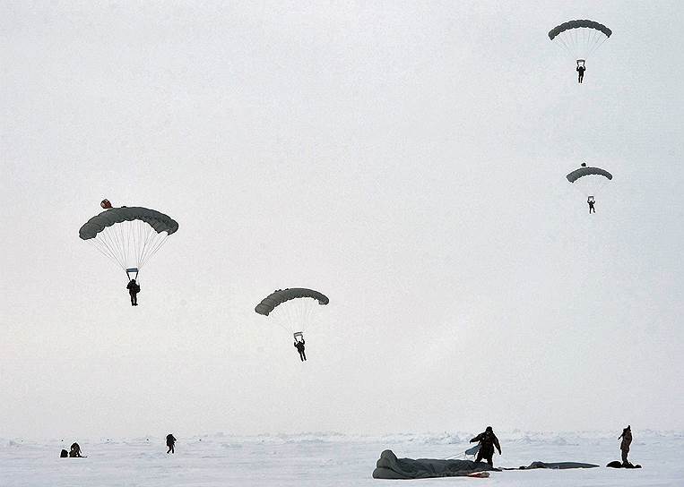 Арктика. Высадка военнослужащих десантных войск для развертывания полярной базы «Купол»