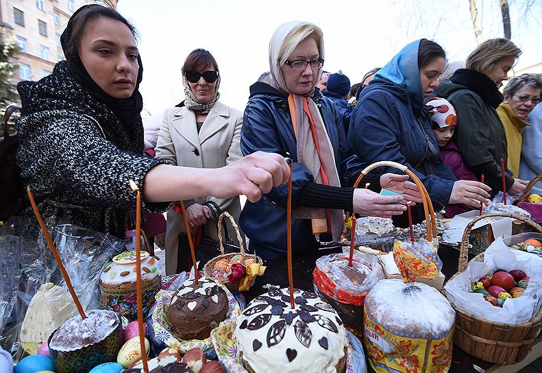 Освящение куличей и яиц в храме накануне Пасхи