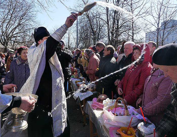 Освящение куличей и яиц в храме накануне Пасхи